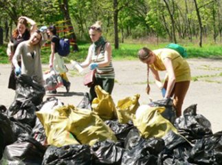 В обласному центрі теж прибирають, а зі сміття роблять інсталяції