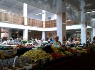 Скільки коштують сезонні продукти на ринках та супермаркетах Ужгорода