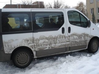 В Ужгороді митець перетворив забрудений мікроавтобус на шедевр