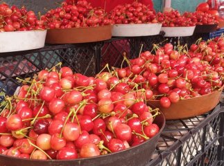 На ринках Мукачева вже продають черешні