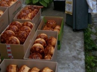 Для закарпатських воїнів волонтери відправили на передову паски та домашні смаколики