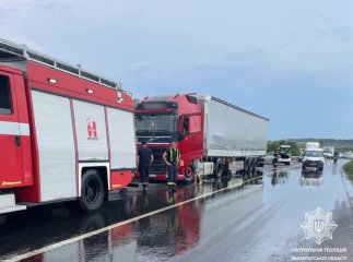 На трасі Київ-Чоп сталась ДТП. На дорогу вилилася олія