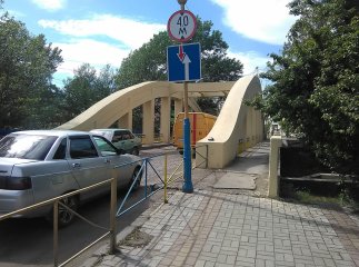 В Іршаві оновили центральний міст: декоративний паркан підлатали, а поручні пофарбували