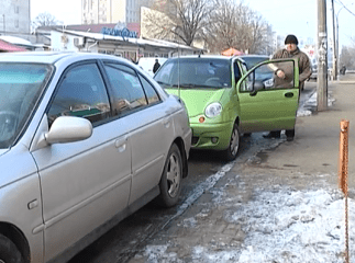 Вулиці, тротуари та газони Ужгорода перетворились на суцільну автостоянку