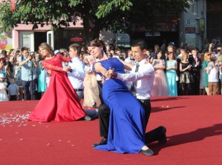 Свято випускників у Мукачеві: вальс, усмішки та селфі