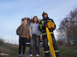 Двоє дівчат врятували природу, вчасно помітивши пожежу та зателефонувавши рятувальникам