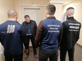 На Закарпатті двом митникам повідомили про підозру. Відомо, що вони накоїли