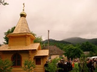 Олександр Кеменяш допоміг у встановленні автобусної зупинки