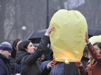 У пам′ять про Героїв Небесної Сотні в Ужгороді запустили небесні ліхтарики