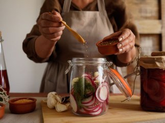 Сезон закруток у розпалі: які кришки не можна використовувати для консервації