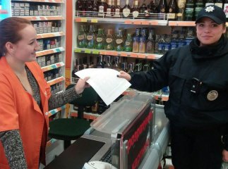 Мукачівські патрульні провели профілактичні бесіди з продавцями щодо заборони нічної торгівлі алкоголем
