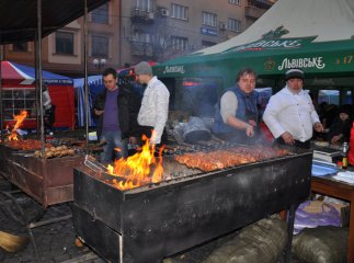 Цьогоріч “Червене вино” в першу чергу нагадує фестиваль шашлику, а вже потім вина – турист із Німеччини (ФОТОРЕПОРТАЖ)