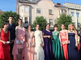 Подяка школі та плани на майбутнє: мукачівські випускники про останній день дитинства