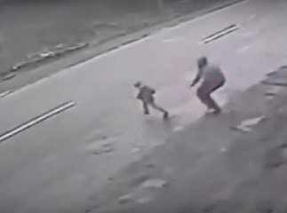 Мати 4-річного хлопчика, якого збила машина, сказала лікарям, що він упав зі сходів