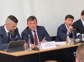 У мережі звернули увагу на дивну поведінку Зеленського під час візиту в Ужгород