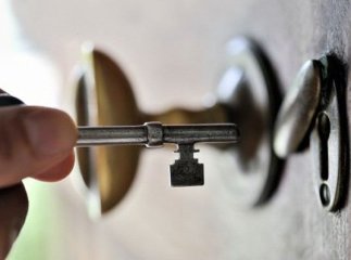 Щоб заробити легкі гроші, четверо юних приятелів вирішили обікрасти чуже помешкання