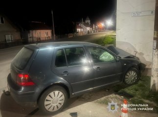 Жінка, яка 8 березня в’їхала на авто у будинок, була за кермом сильно п’яною, – поліція