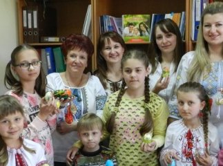 Діти мобілізованих та загиблих учасників АТО виготовляли писанки для головного великоднього дерева Чопа