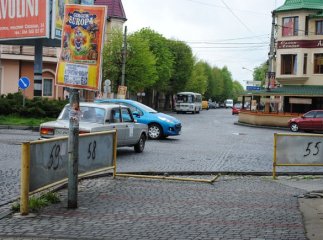 Не помітив рекламний щит...