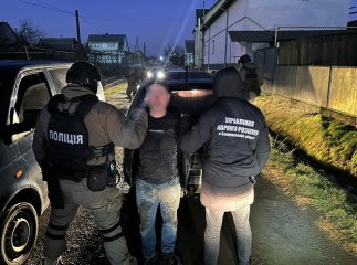 Гранатомет та автомат Калашникова: поліція показала відео затримання закарпатця