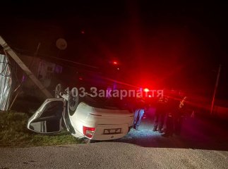 Зіткнення трьох авто на Хустщині: двоє хлопців з перекинутої машини в лікарні