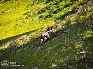 Застрягли на скелях: рятувальники Рахівщини допомогли парі туристів