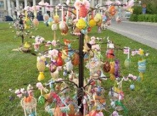 Площу Народну в Ужгороді прикрашатимуть писанковими деревами