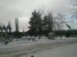 В Ужгороді біля дитячого майданчика "Рошен" впав ліхтарний стовп