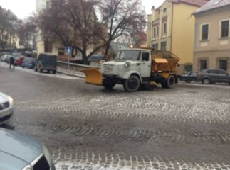 Ужгород вкрила ожеледиця. Комунальники у терміновому порядку посипають дороги