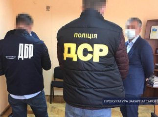 Закарпатський посадовець вимагав від підприємця 3000 доларів США