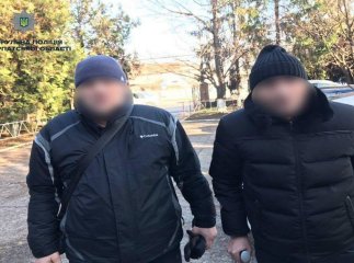 Двоє чоловіків посеред вулиці пограбували жінку