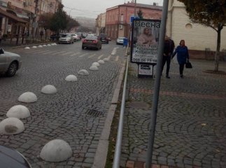 У центральній частині Мукачева встановлюють бетонні напівсфери, які унеможливлюють паркування авто