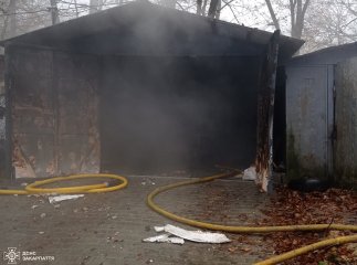 У селі Шенборн загорівся гараж: рятувальники приборкали пожежу