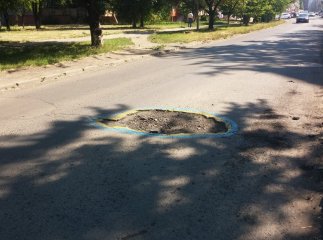 В Ужгороді яму на дорозі розфарбували у патріотичні кольори