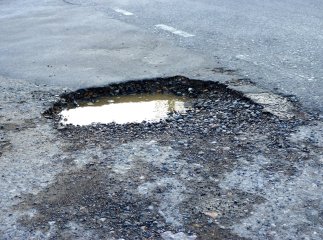 Яма на ямі: коли в Україні почнуть ремонтувати дороги