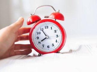 Коли переводять годинники Перехід на зимовий час 2025