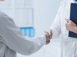 Всі лікарі повинні отримати ліцензію для подальшої роботи