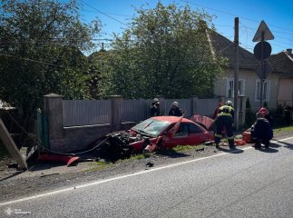Водія затисло в машині: на Закарпатті трапилась ДТП