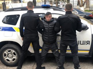 Відеокамери зафіксували зловмисника, який обікрав будинок в Ужгороді