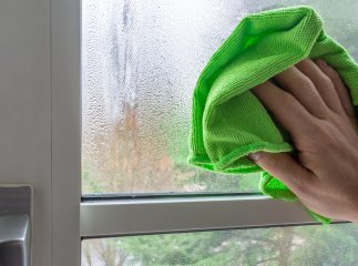 Утворюється конденсат на вікнах: що робити і як позбутися зайвої вологи за допомогою простого розчину Утворюється конденсат на вікнах: що робити і як позбутися зайвої вологи за допомогою простого розчину