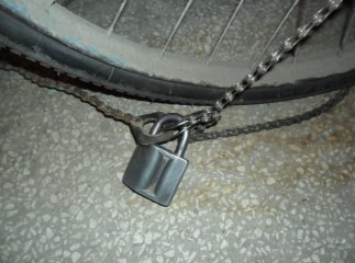 Мукачівець, у якого з під вікон під’їзда невідомий поцупив велосипед, просить відгукнутись очевидців (ФОТО)