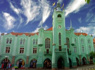 Під Мукачівською міськрадою почались сутички