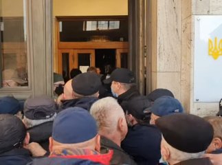 Крики та штовханина: що відбувалось під будівлею Закарпатської облради