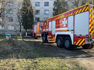 На третьому поверсі гуртожитку виникла пожежа. Рятувальники евакуювали студента