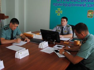 Мукачівські прикордонники разом зі своїми колегами та туроператорами обговорили нові правила перетину кордону для туристів