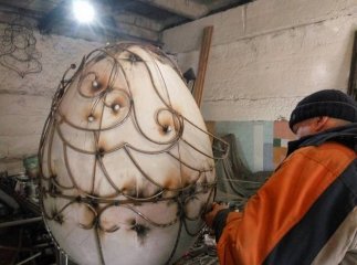 Мукачівець до Великодня готує унікальні гігантські писанки