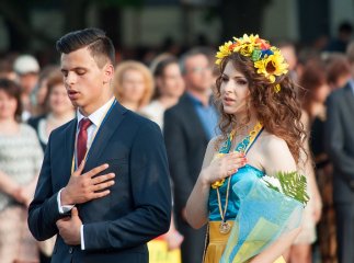 Закарпатці готуються до випускних: у магазинах – переполох, а до перукарів – черга на місяць вперед