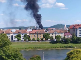 Велика пожежа у центрі Мукачева: горіла будівля у Латоричному дворі Велика пожежа у центрі Мукачева: горіла будівля у Латоричному дворі