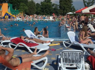 Дорогу встеляли пелюстками квітів: поховали хлопчика, який потонув у аквапарку