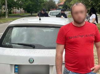 Чоловік нервував та підозріло поводився: патрульні розповіли, що виявили у водія